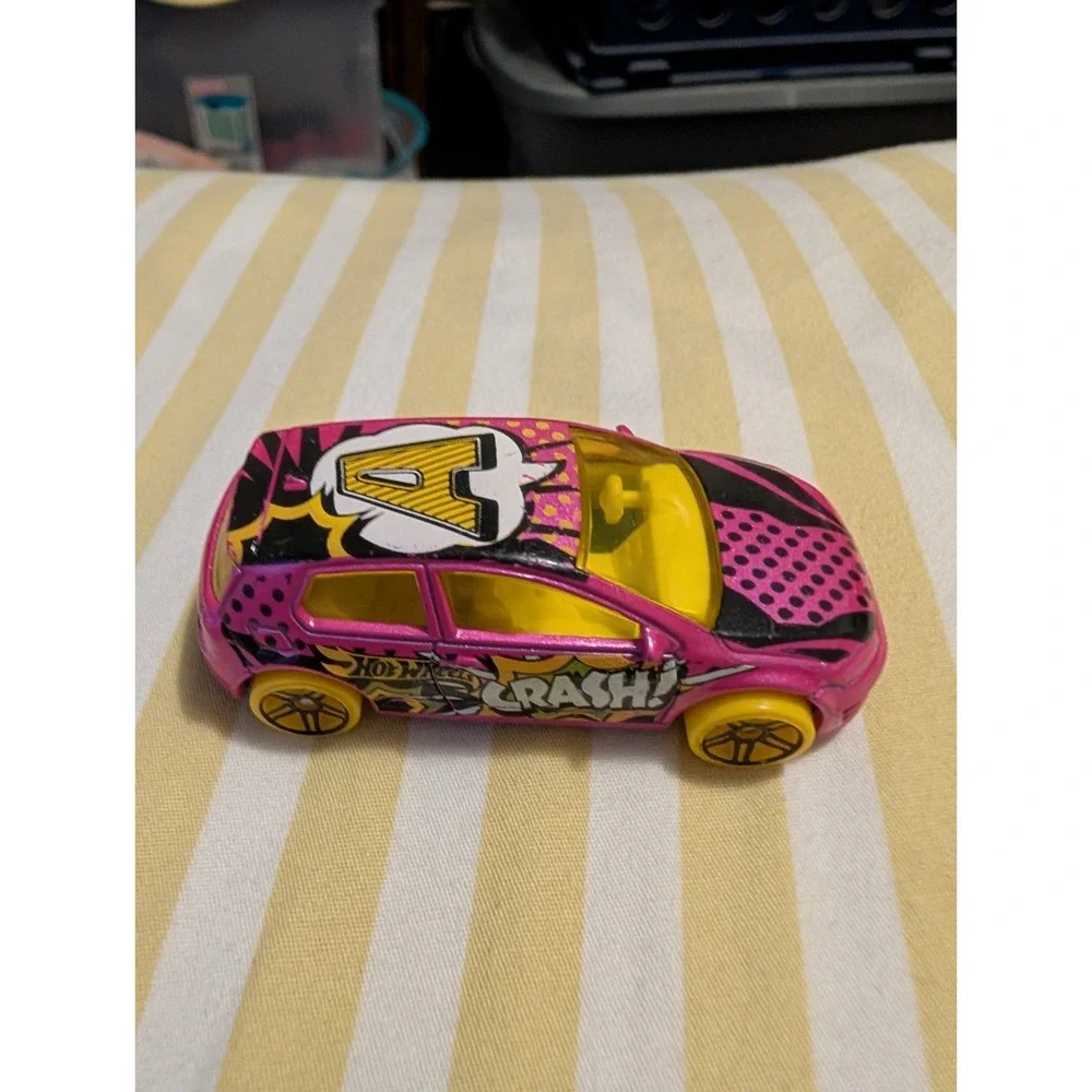 Hot Wheels Volkswagen Golf Mk 7 2016 Art Deco Rare Pink Diecast Car DJF83